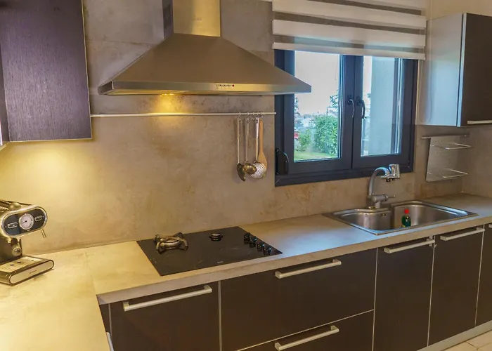 F & B Collection - Neoi Epivates *